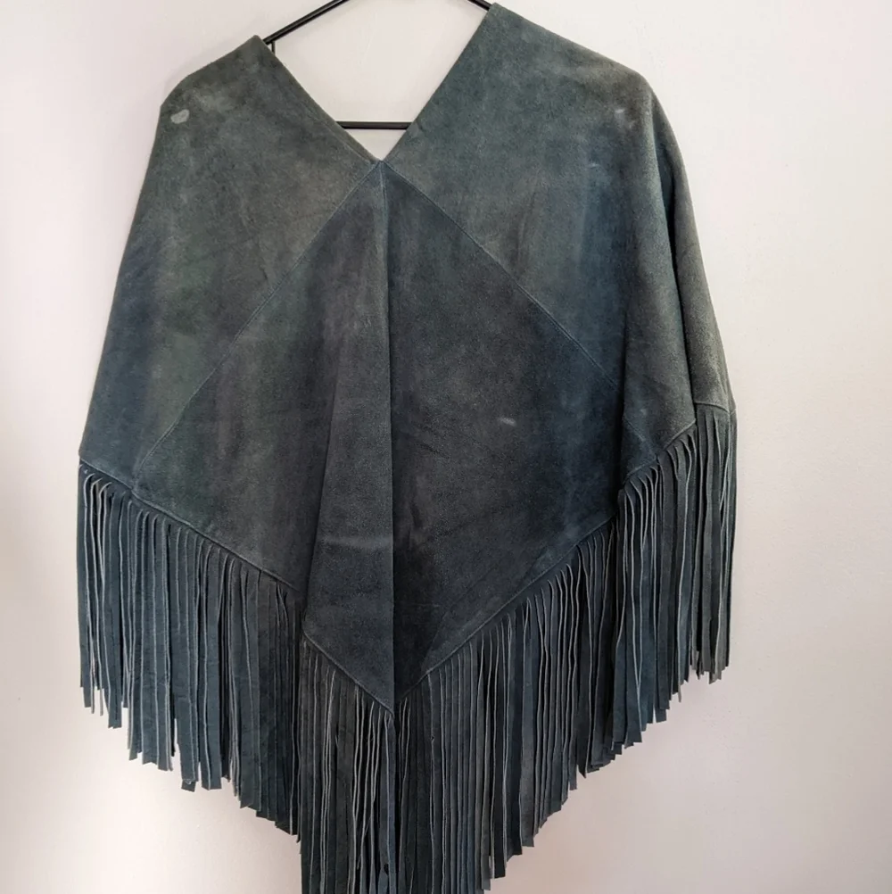 Swe𝅺et Vintage Suede Poncho from the 1960/70s Blue suede. Red Suede Lacing 💙❤️
